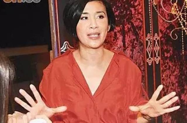 怀孕期间,吴君如小心翼翼,出门就要用宽松大衣包裹,即使被拍到大肚子