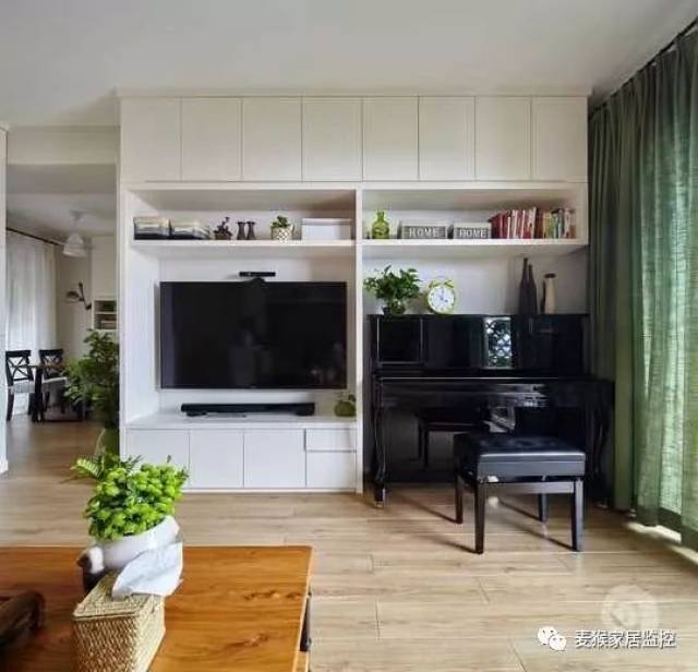 客厅现场做的大沙发,大电视柜,钢琴,办公台,流畅的线条将一家人在公共