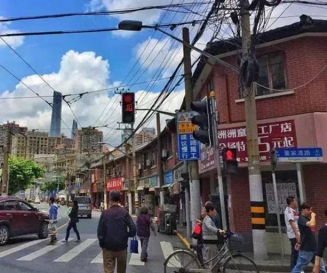 这里所谓的"董家渡地区"是一个泛地区概念,包括从黄浦江畔的外马路