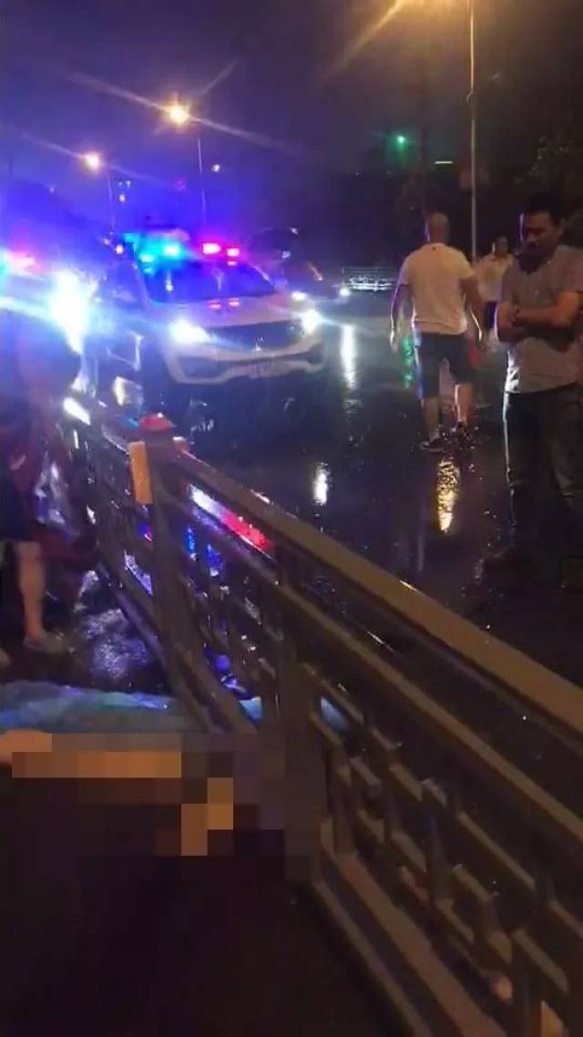 【警方通报】昨晚,如东掘港人民北路财政局门前发生一起惨烈车祸,一