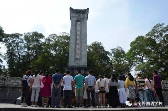 6月30日下午3点,党员们来到东兰烈士陵园,向革命烈士纪念塔敬献花篮