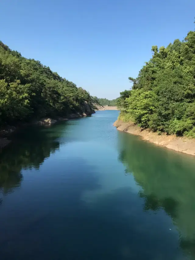 潭水平静清澈