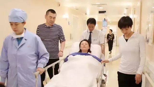 首次公开了二胎儿子的正脸在这张全家福照片中,蒋勤勤躺在