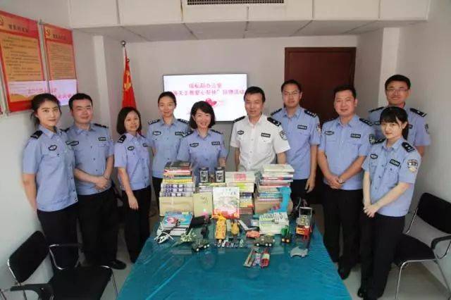 深圳海关缉私局黄少东政委 参加政治处捐物仪式