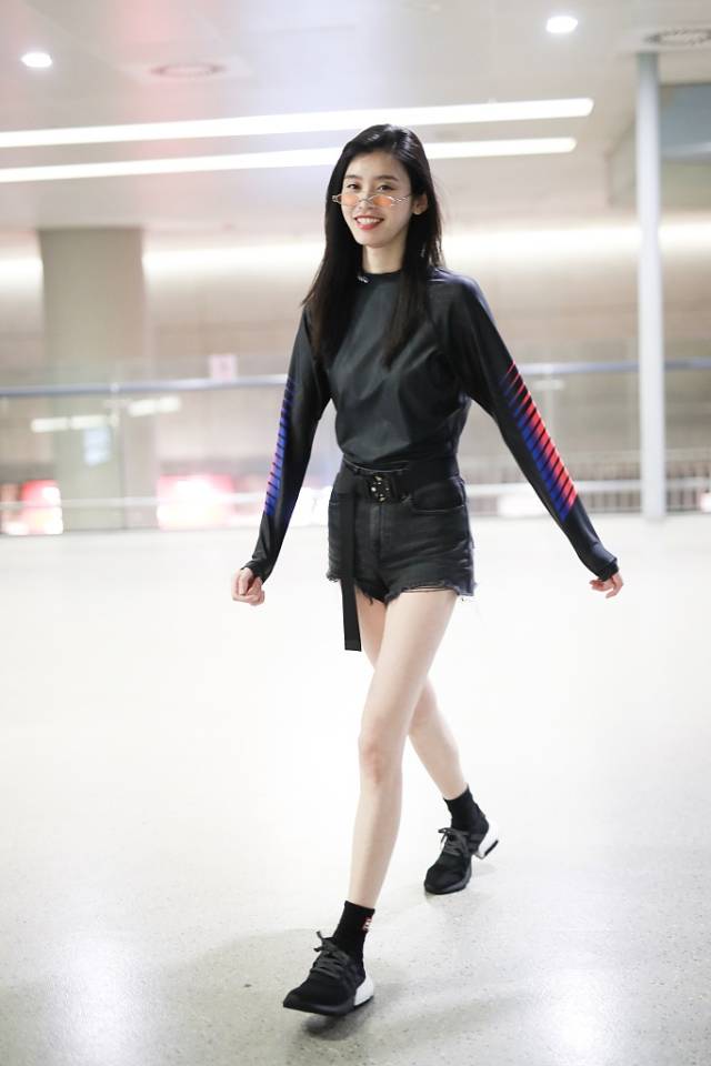 奚梦瑶大长腿吸睛.