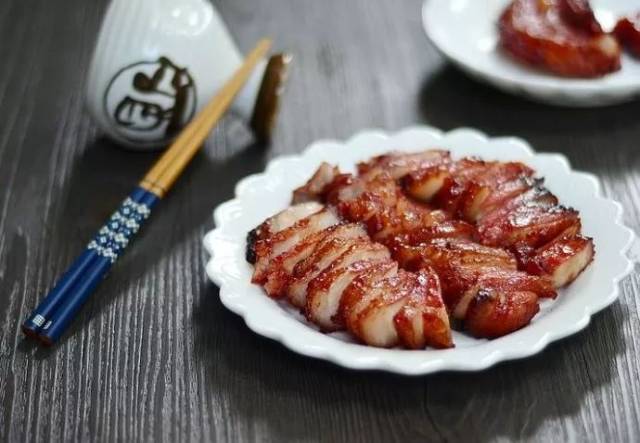 说起港味,必定会想起《食神》电影里的那碗黯然销魂叉烧饭,而叉烧饭里