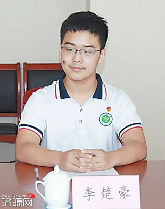 今年16岁的李楚豪作为我市唯一一名学生代表,参加完团十八大又有着