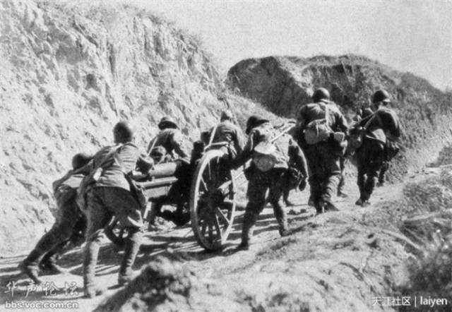 1937年10月10日,山西崞县城内,日军在查看中国军队撤退时留下的炮弹.