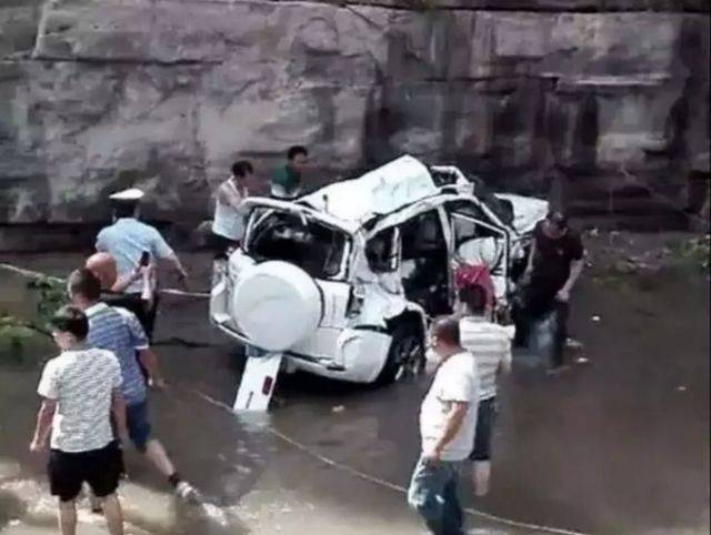 一辆京牌越野车,直接从高处连车带人跌落,车祸造成车内四人死亡,现场
