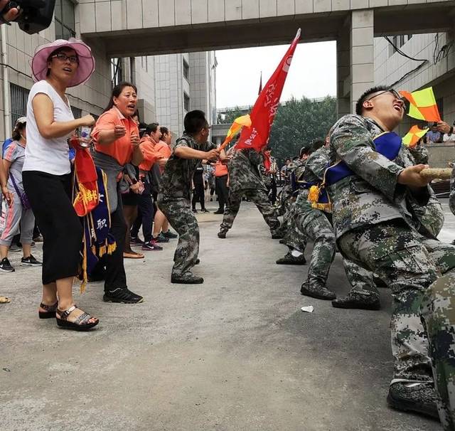 大绳小绳拧成一股绳 团结一心跟党走