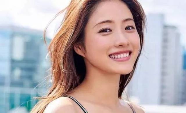她整个上排牙齿的弓形很是好看,而且她本身也很适合这种牙龈笑.