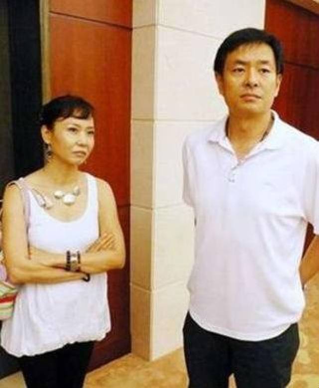 65岁濮存昕漂亮妻子近照,夫妻恩爱40年让人羡慕,30岁女儿是总裁