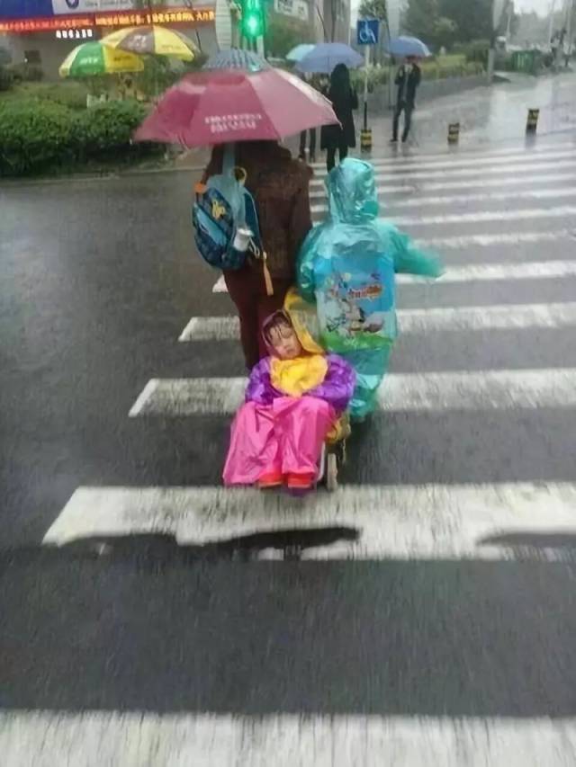 雨一直下 气氛不算融洽