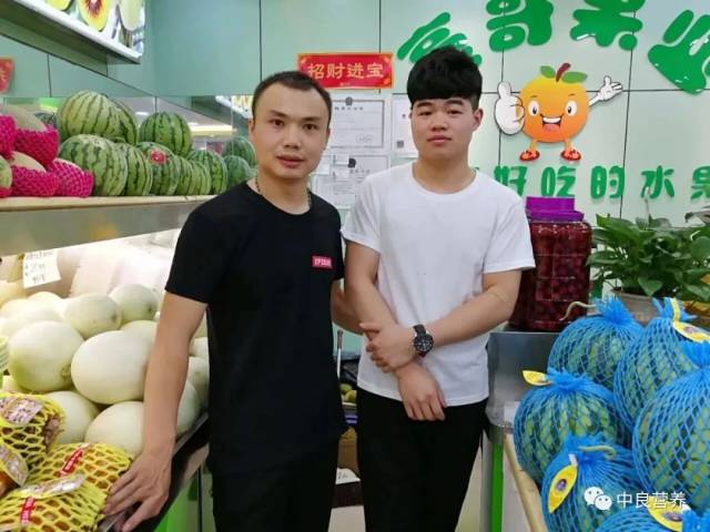 当时,准备回家的豪哥水果店老板付江强在路边发现了火情,马上拨打了