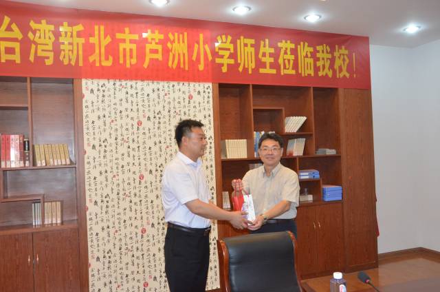 传承传统文化 凝聚同胞情谊 ——《公益快车校园行》走进寺巷中心小学