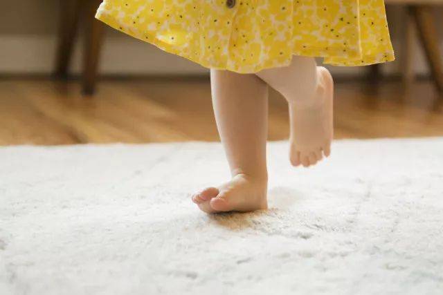 而光脚走路不仅有助于脚部及时散热,还可以促进血液循环,提高宝宝
