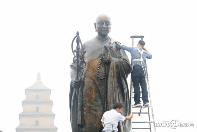 西安:铜像"玄奘"被雨淋出绿斑 竟是起了"化学反应"