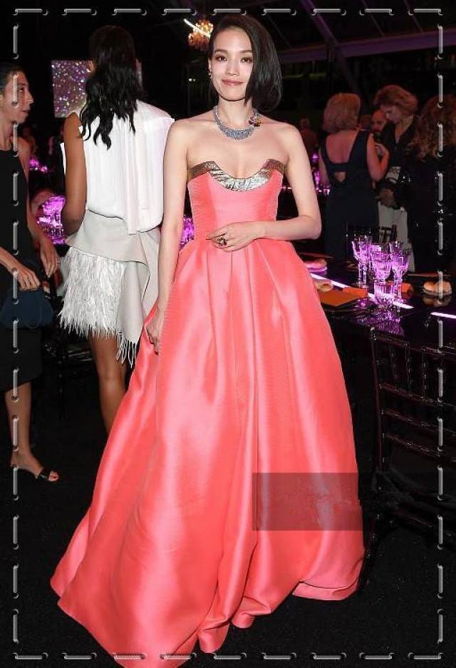 当林志玲穿抹胸裙遇上舒淇,才知道原来性感和妩媚完全