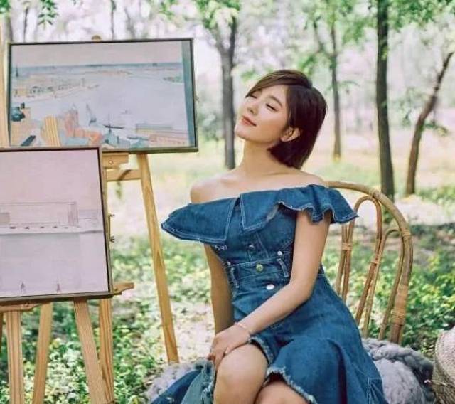 校园女神赵奕欢沉沦许久后再次爆红,然而更让人追捧的是她的穿衣