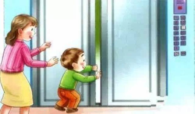 电梯开门瞬间卡住男童手指 暑假期间儿童谨防意外伤害