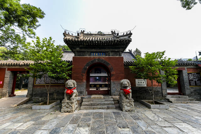 北京红螺寺的山门,上书"护国资福禅寺".