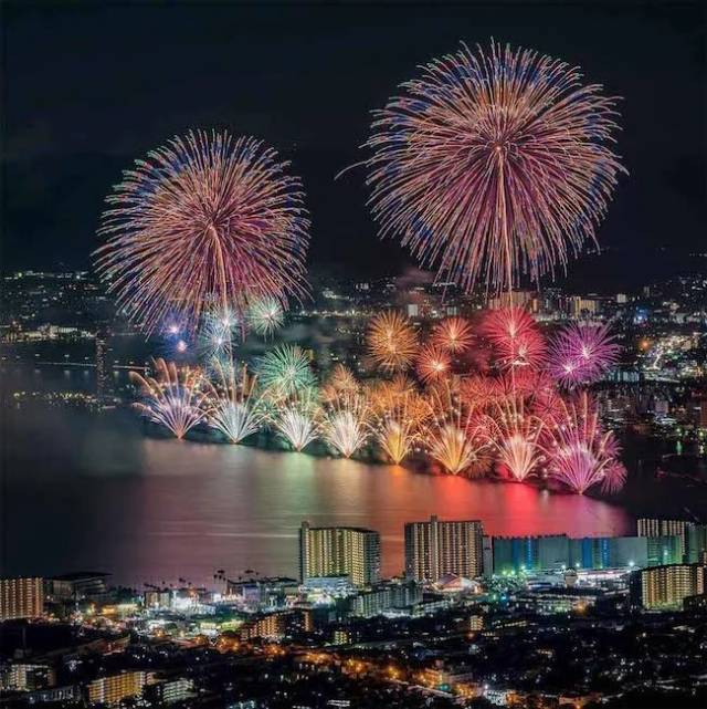 比如日本夏日祭,烟花可是一大看点.