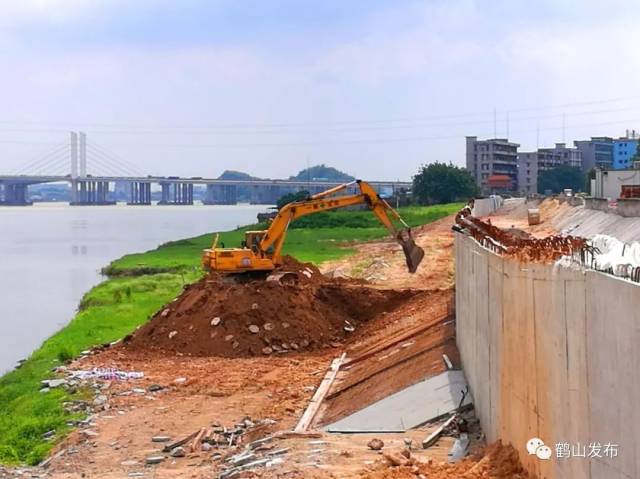 路基工区的a辅道区域,挡土墙现有工作面已经完成,锥坡施工也同步进行