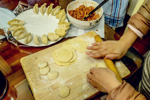 印度小伙学中国人做饺子卖,网友:就服这饺子形状!