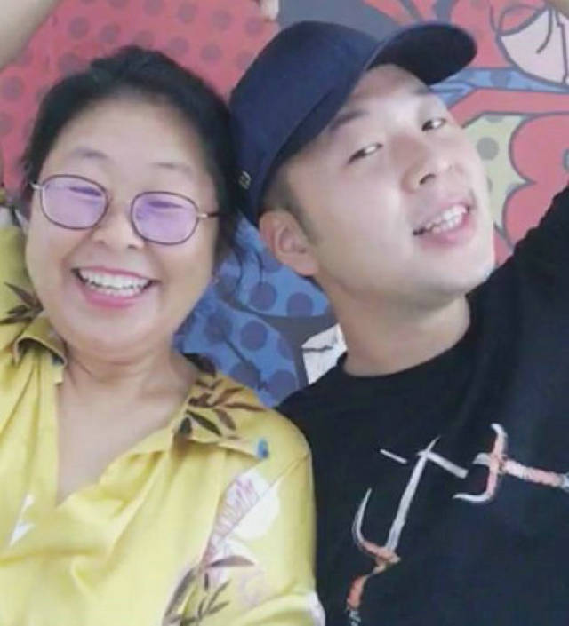 复制粘贴的吧?杜海涛和他妈妈也太像了