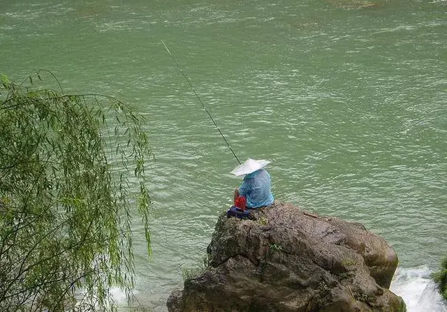 钓鱼技巧丨夏季雨天钓鱼，你试过吗?