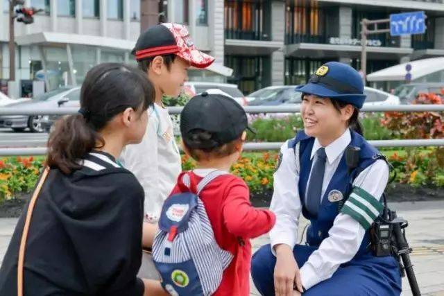 不知道什么叫文明执法?看看日本警察执法你就明白了