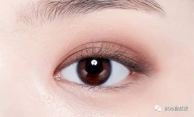 在使用单色眼影或者液体眼影的时候,就很适合使用平涂法