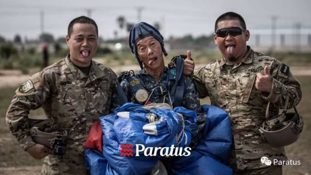 伞降行动结束后,911特种部队为各种伞兵举行了欢迎晚宴和授勋仪式
