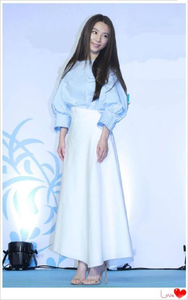田馥甄穿了一件高腰长裙,就腿长1米8,学她的穿搭你也可以哒!