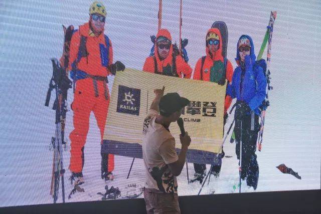 团队成员全部来自成都领攀登山培训学校,分别是校长曾山,雪崩教练nate