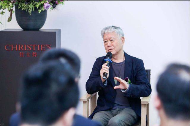 采访当日,蒋勋一根长巾垂于胸前,气质温润儒雅.