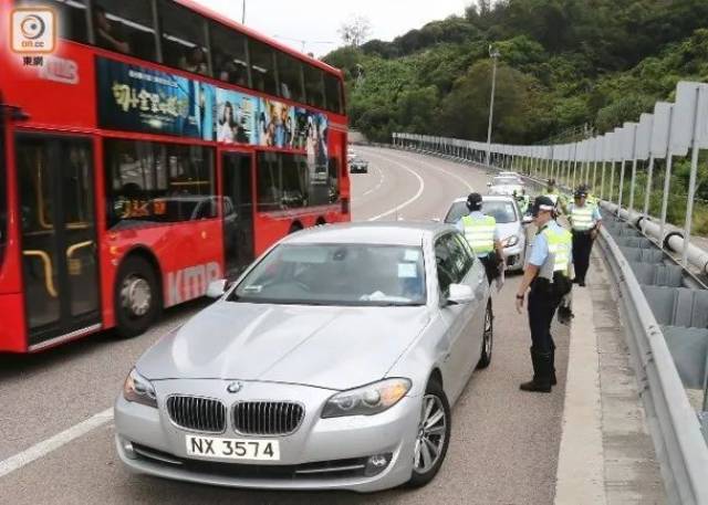 我们得知:在7月2号早上,新界北警方驾驶着"隐形战车,沿屯门公路往