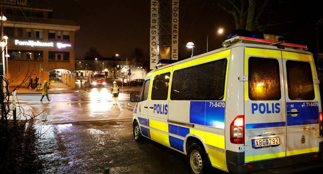 瑞典警方的警车在斯德哥尔摩附近巡逻(资料图)