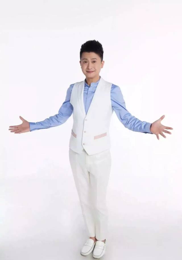 他在央视工作了十一年,搭李佳明一举成名,如今37岁仍帅气逼人