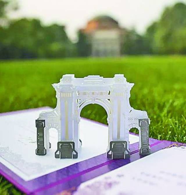 激光雕刻的清华大学3d版录取通知书.清华大学供图