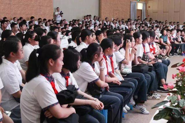 学校热点1 | 奉贤区实验中学:毕业告白 载爱远行
