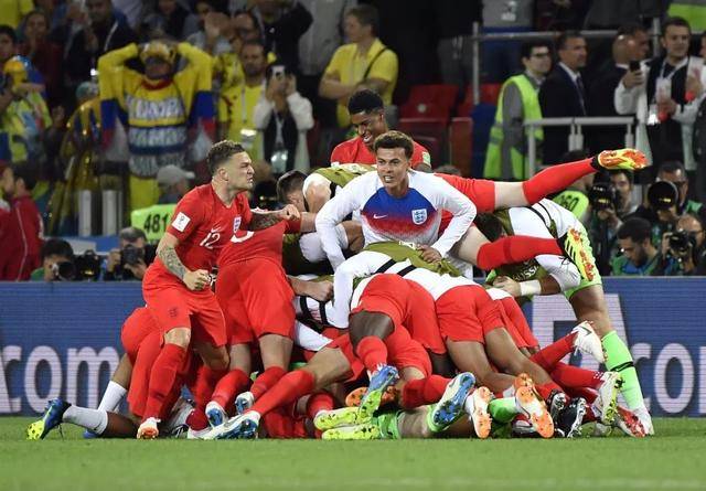 穿上马甲就不认得了?你就是22年前罚丢点球、戴着头套去吃披萨的索斯盖特