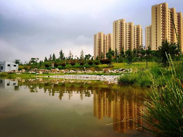 公园整体呈现狭长型,周边有皇城新区,鸿禧山庄,和凤苑,山门等十余个