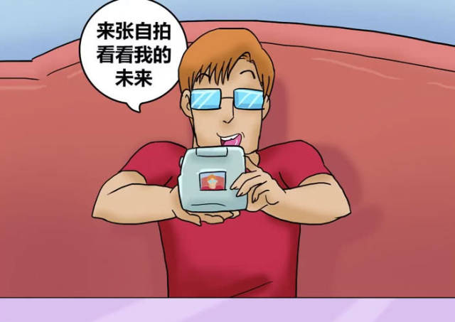 搞笑漫画,能看到未来的照相机,男子看到了什么?怎么哭了呢?