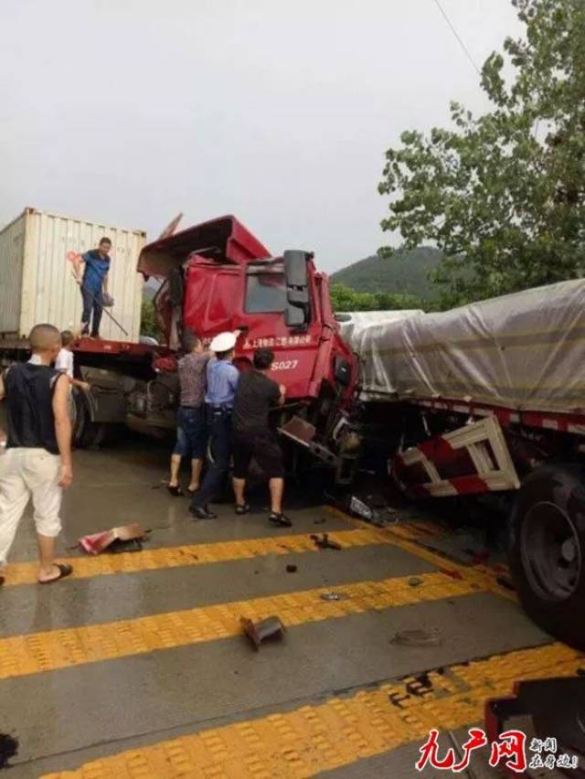 暖心事:车祸现场 群众冒雨自发救援