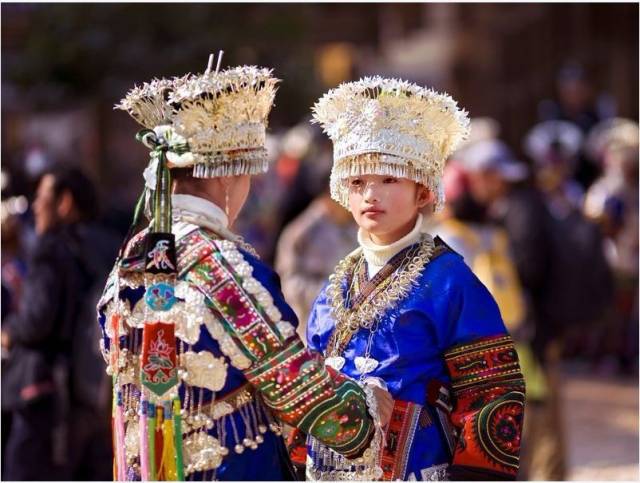 穿越风情湘西,看苗族阿哥阿姐身上那五彩斑斓的美