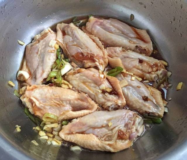 最简单的佐料腌制的鸡翅烤出来比外面买的还好吃