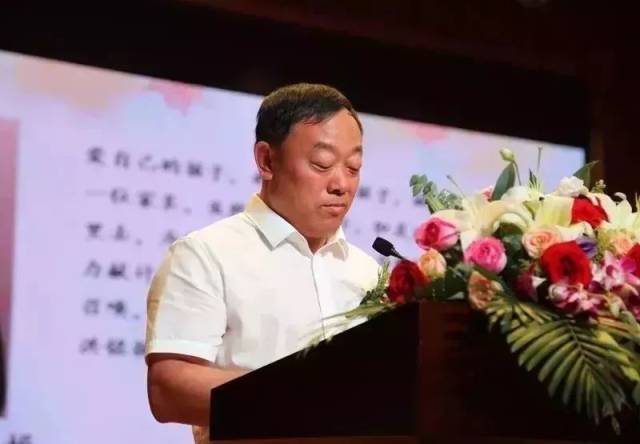 校党委王洪杰书记公布杰出贡献家长名单,并为杰出贡献家长颁奖;九年2