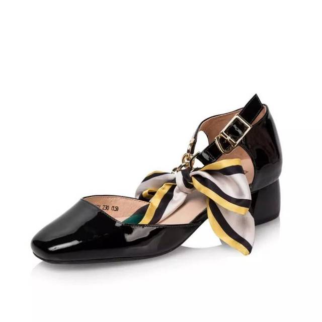 抖音第一女神直播时忘了开美颜!吓得我差点卸