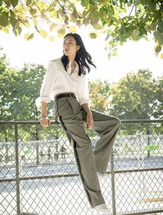 宋佳搭配可爱印花衬衫 使白 黑这种经典搭配都俏皮又个性